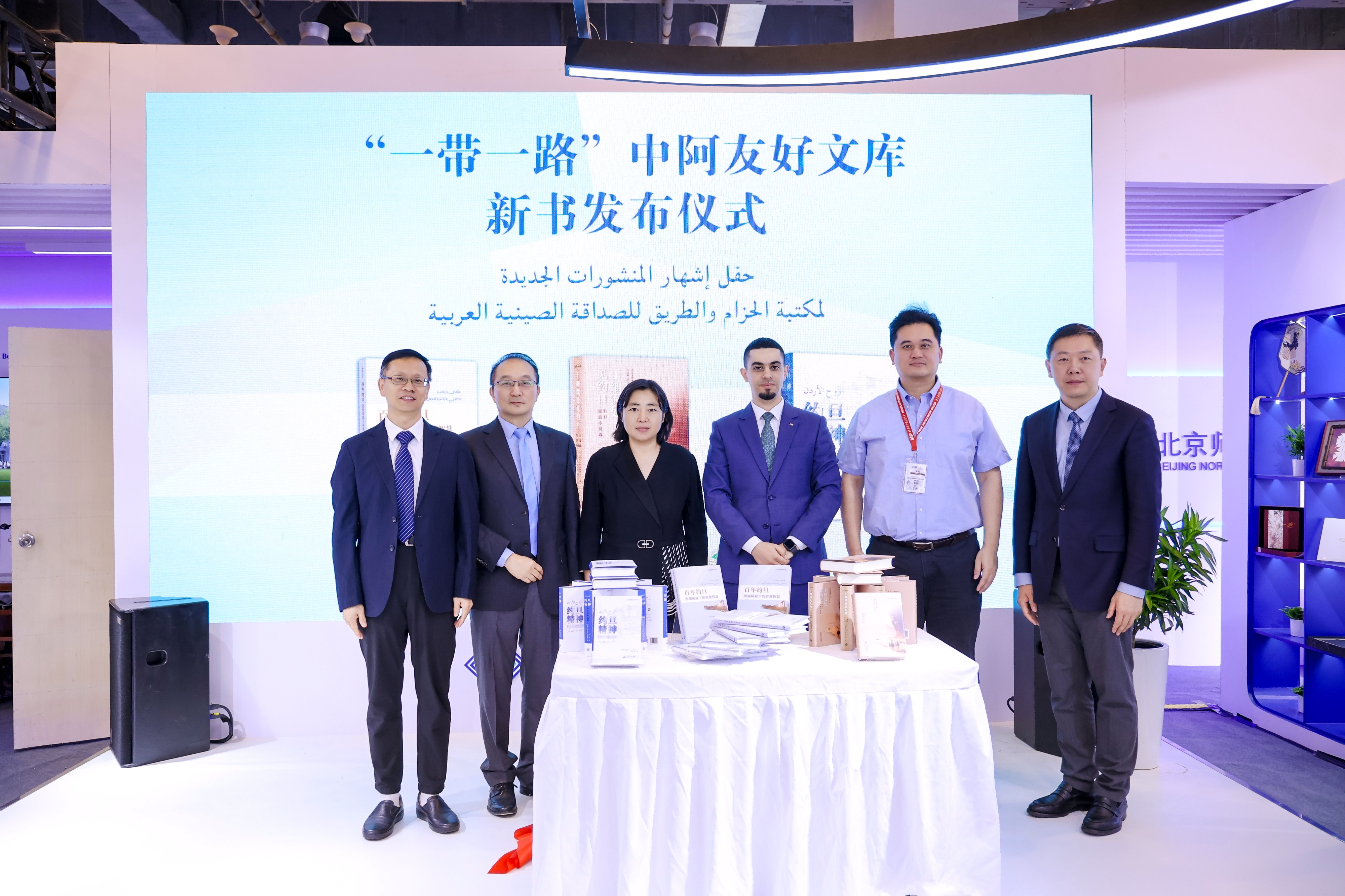 与会嘉宾参与文库新书发布仪式.png